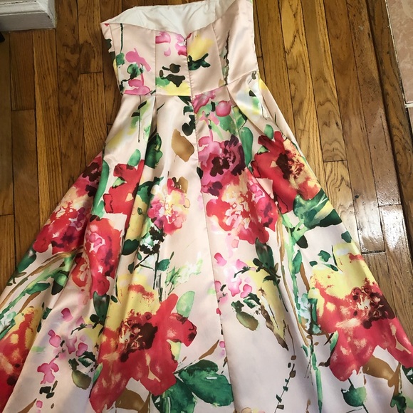 Beautiful flower print gown - Picture 2 of 3